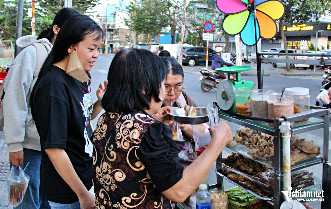 Sau nhiều lần thấy bà Kiều đứng bán các món ăn lạ tai ở một góc vỉa hè, nhóm nữ sinh quyết định đến trải nghiệm. Ảnh: Hà Nguyễn