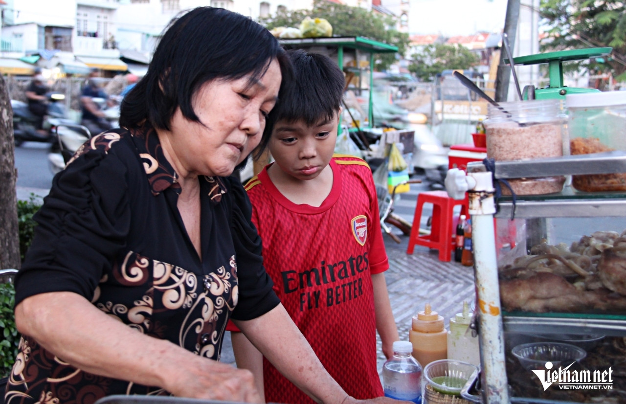 Món ăn tên lạ tai kích thích trí tò mò, khiến một cậu bé đến tận nơi khám phá. Ảnh: Hà Nguyễn