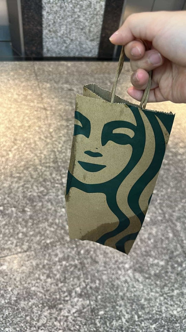 Shipper Việt cầm trên tay chiếc túi mới của Starbucks mà 