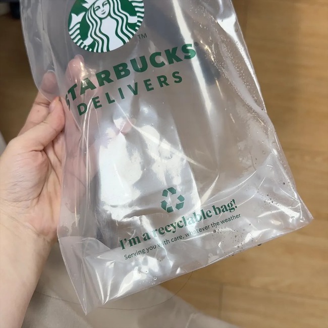 Shipper Việt cầm trên tay chiếc túi mới của Starbucks mà 