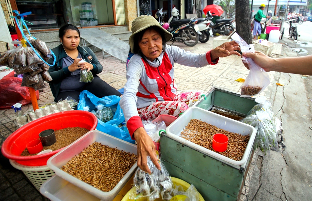 Ẩn mình giữa Sài Gòn có khu chợ lạ, tồn tại hơn 30 năm vẫn sầm uất nhờ bán duy nhất một loại hàng - 2