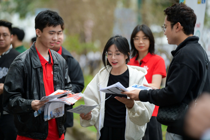 Sinh viên các trường phát tờ rơi cho học sinh. Ảnh: Lê Linh