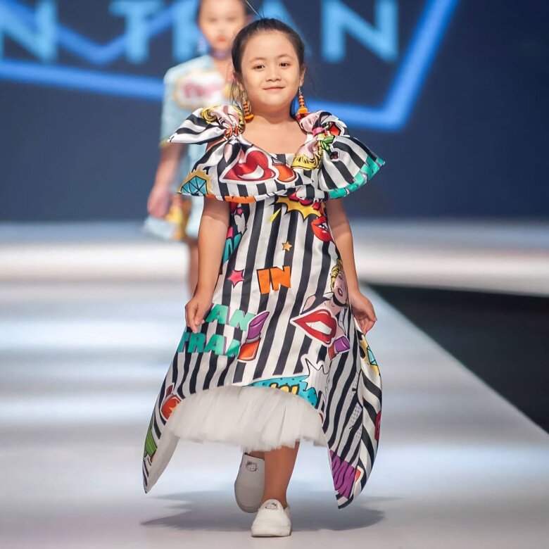 Ngân Chi tự tin trình diễn catwalk khi còn nhỏ.