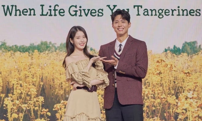 IU và Park Bo Gum trong buổi họp báo ra mắt phim.