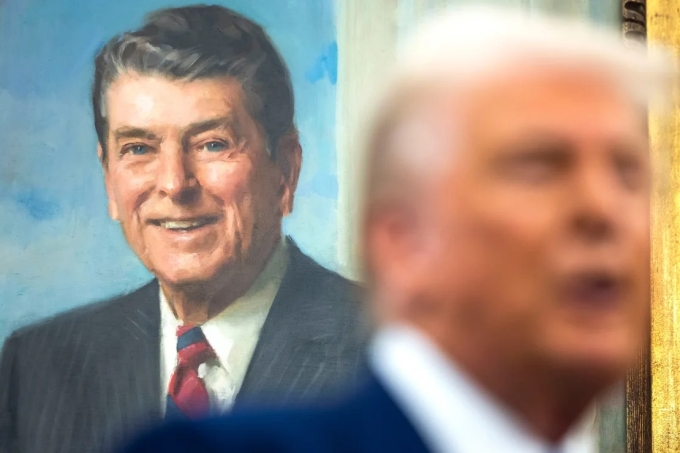 Tranh cựu tổng thống Ronald Reagan được treo ở Phòng Bầu dục. Ảnh: Reuters