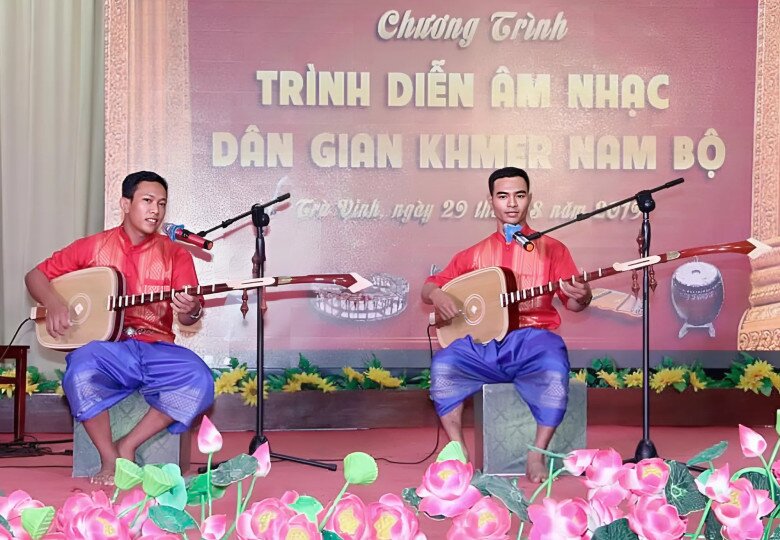 Tùy theo không gian và thời gian biểu diễn nhưng vẫn tuân thủ 3 phần cơ bản: phần mở đầu với câu chào hỏi và giới thiệu bản thân, phần chính và phần hát chào tạm biệt. Chầm riêng Chà pây còn được trình diễn song diễn đối đáp hay hòa tấu nhạc cụ Chà pây, tạo nên một màn biểu diễn nghệ thuật.