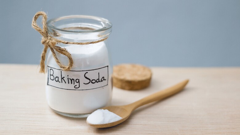 Baking soda hoặc phấn em bé có thể hút dầu thừa trên tóc