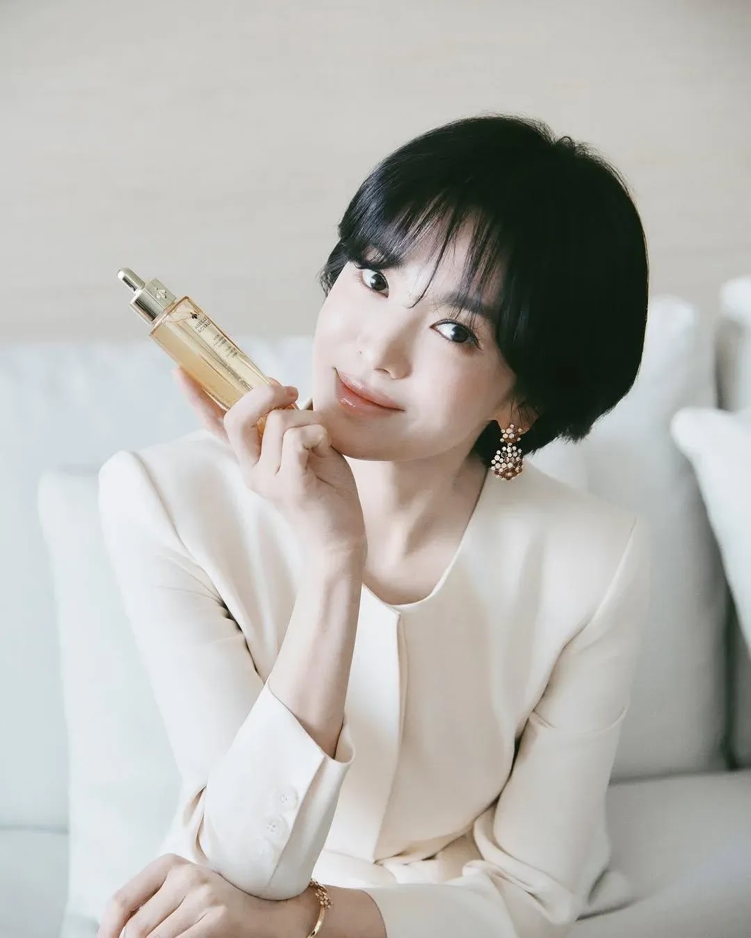 Song Hye Kyo dùng serum ngừa lão hóa gần 5 triệu nhưng có bản dupe giá bằng 1/10 để bạn "đu" theo - Ảnh 2.