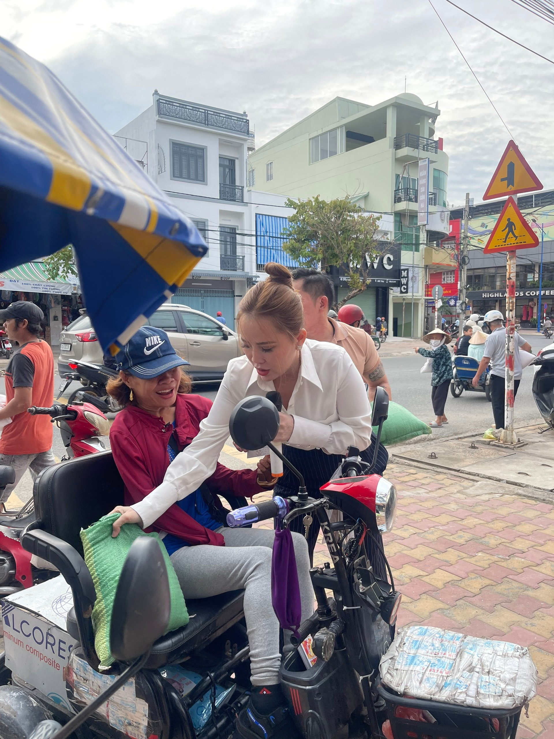 Nguyễn Thị Bình: Hành trình hoa hậu nhân ái lan tỏa giá trị tốt đẹp đến cộng đồng- Ảnh 5.