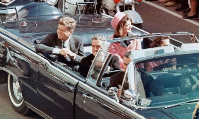 Tổng thống John F. Kennedy và đệ nhất phu nhân Jacqueline Kennedy ngồi trên xe mui trần tại Dallas, Texas, ngày 22/11/1963, ngay trước vụ ám sát. Ảnh: Bettmann Archive.