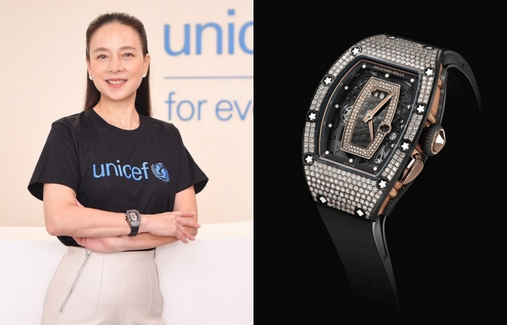 Đến dự một sự kiện của Unicef, bà đeo RM 037 Gem Set NTPT. Sản phẩm của nhà Richard Mille có vỏ làm từ carbon TPT siêu nhẹ, đính 250 viên kim cương trên mặt số và viền bezel, giá 290.000 USD (7,4 tỷ đồng).