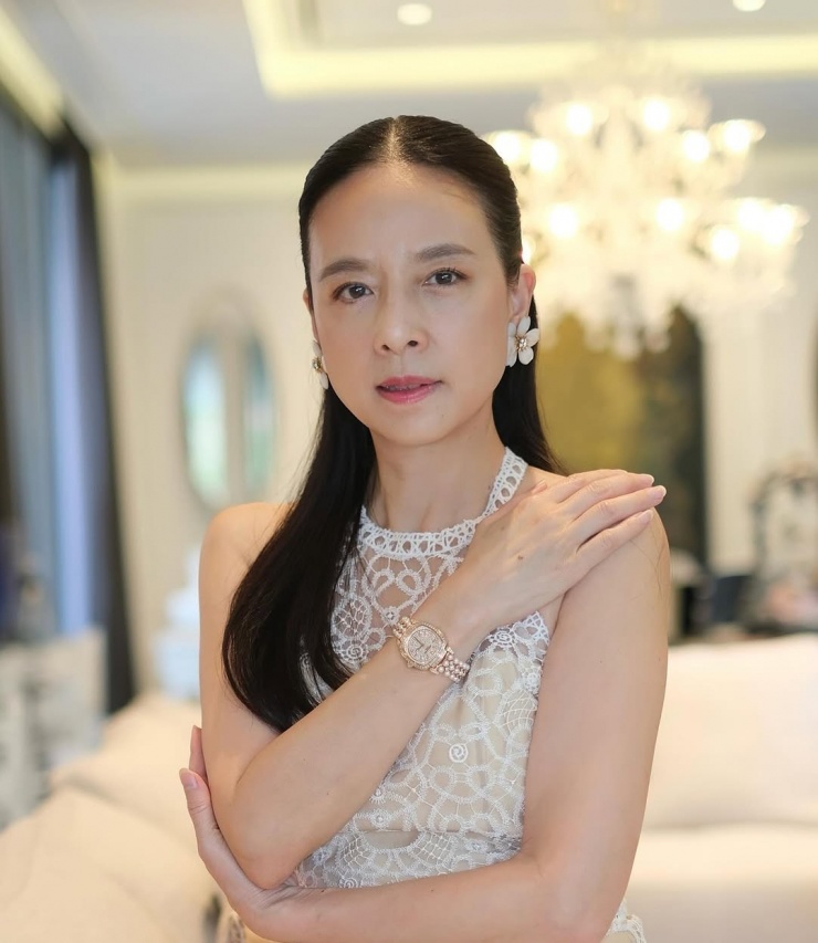 RM 07-01 White Gold Snow-Setting Mother of Pearl của Richard Mille là một trong những chiếc đồng hồ nữ tính nhất của Madam Pang. Thiết kế có vỏ chế tác từ vàng trắng 18K, nổi bật với mặt số xà cừ, nạm kim cương, giá 310.000 USD (7,9 tỷ đồng).