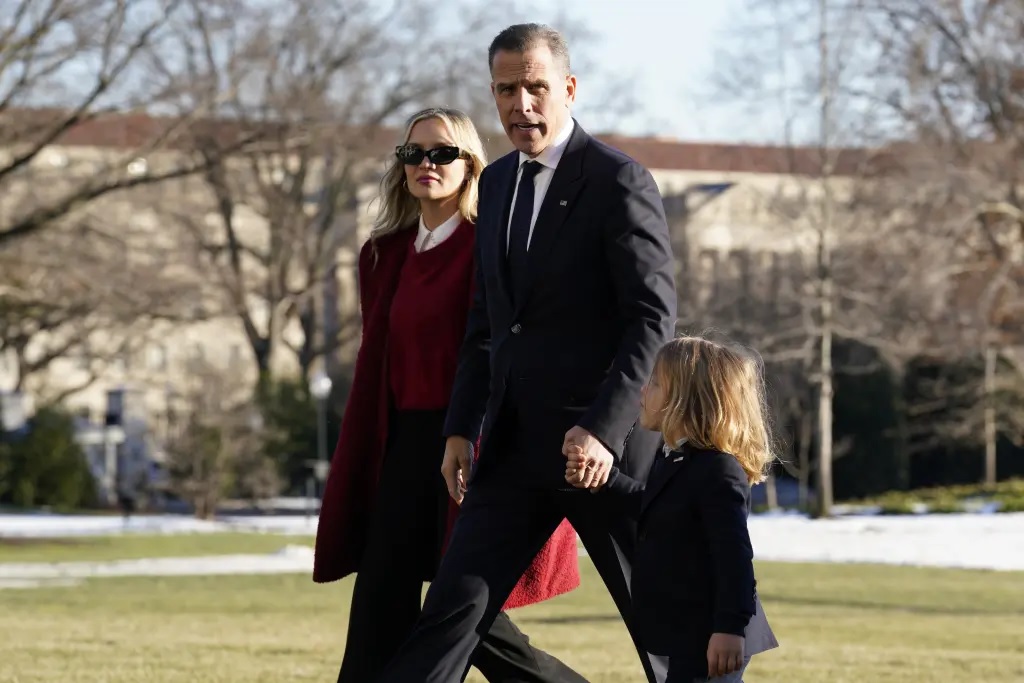 Ông Donald Trump hủy bỏ chế độ bảo vệ mật vụ đối với ông Hunter Biden. Ảnh: POOL/EPA-EFE/Shutterstock