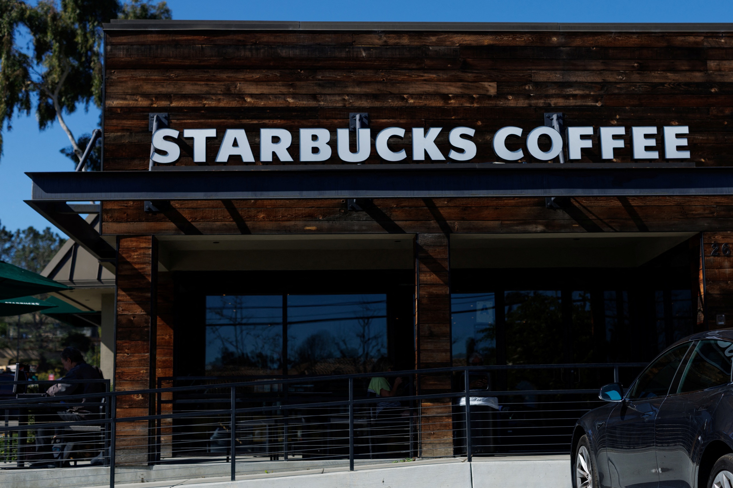 Starbucks dùng 'chiêu' né thuế trên 1,3 tỉ USD lợi nhuận? - Ảnh 1.