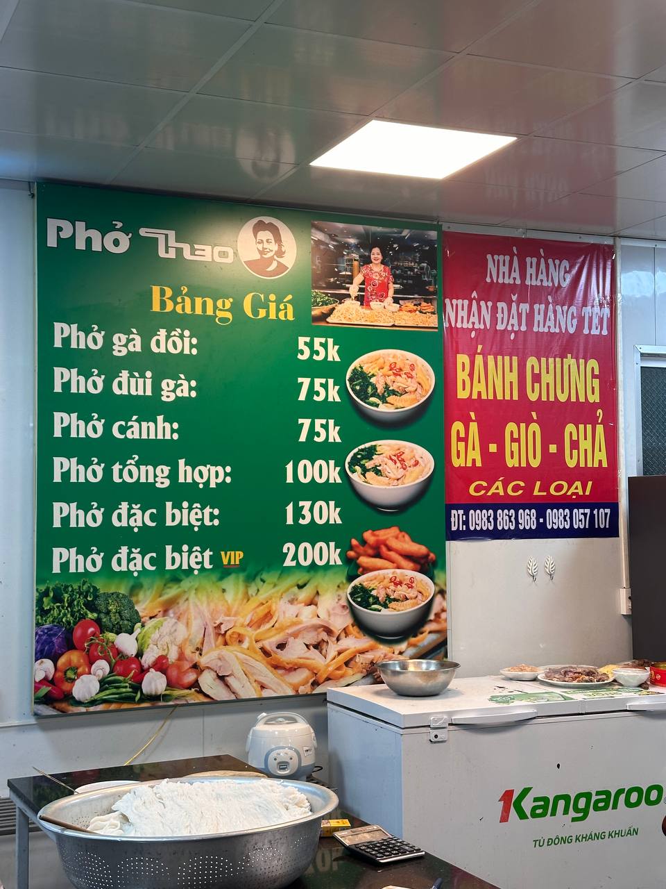 Cận cảnh tô phở gà 200.000 đồng đắt bậc nhất Hà Nội, ăn một bát có bằng 