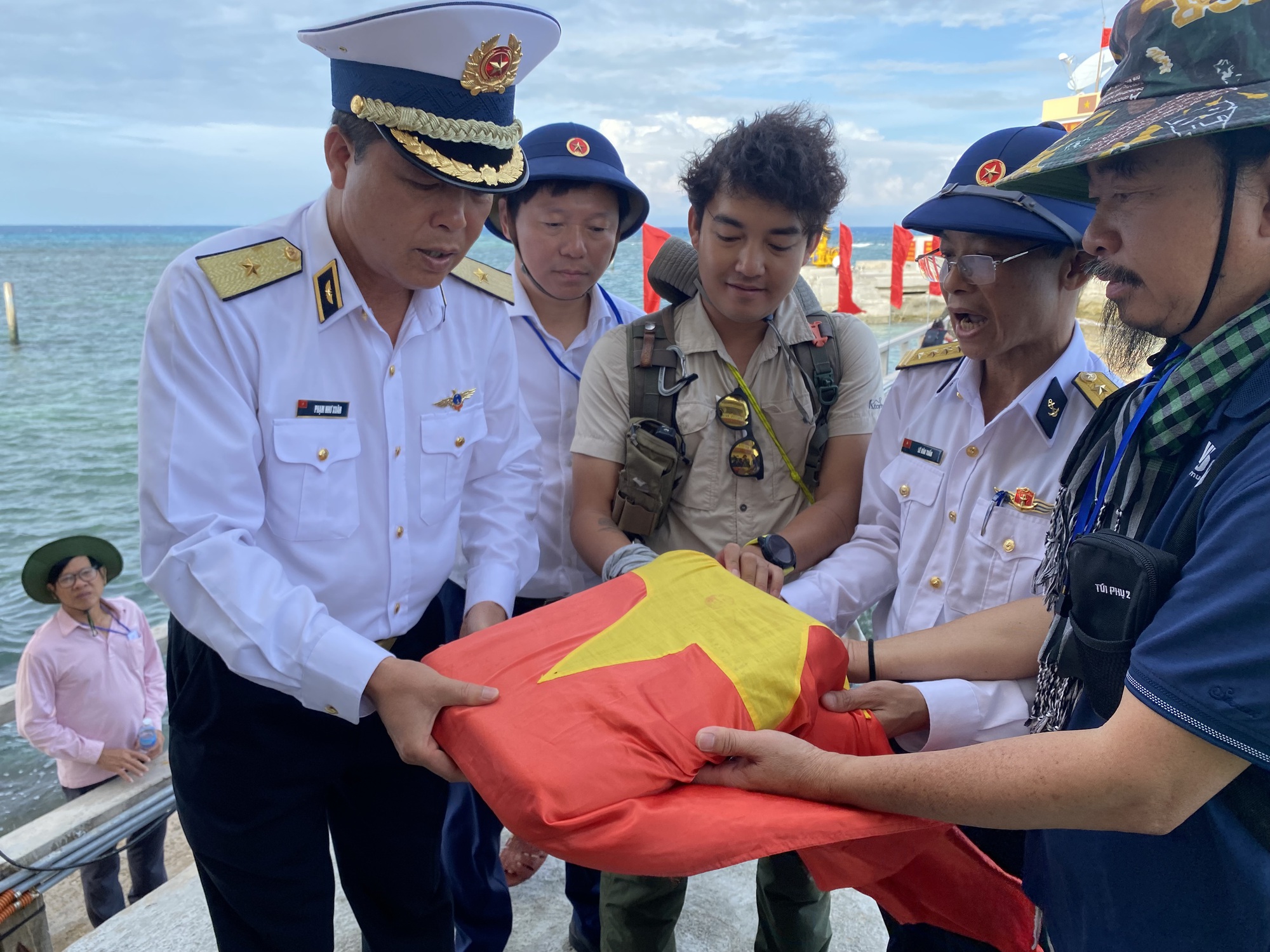 Chàng thanh niên đi vòng quanh thế giới và hành trình mang cờ Tổ quốc trở lại Trường Sa - Ảnh 1.