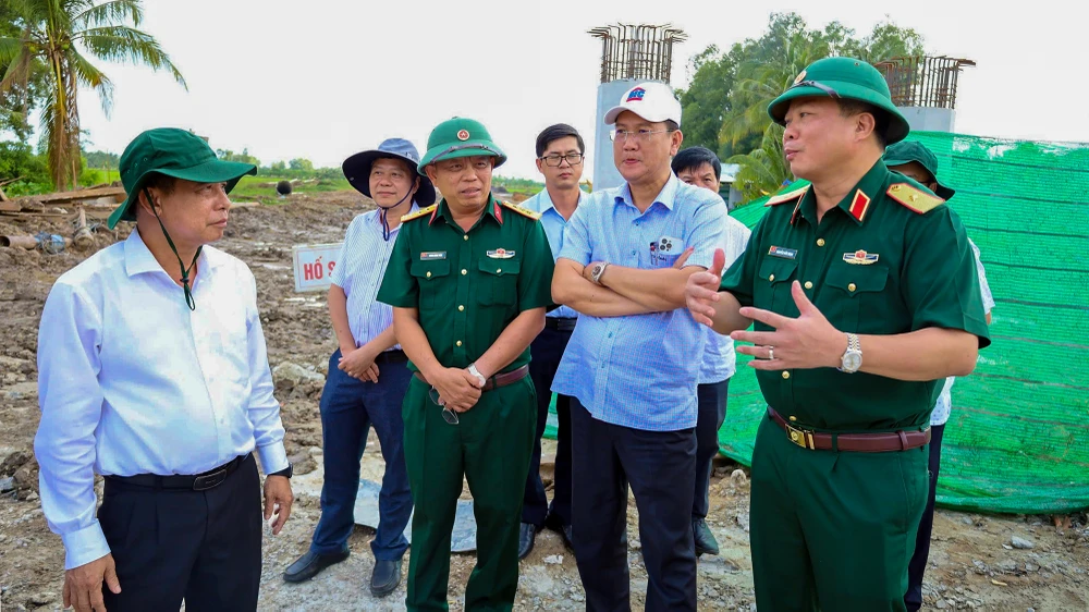 Chủ tịch tỉnh Hậu Giang kiểm tra tiến độ thi công cao tốc và giao lưu với công nhân