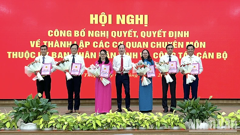 Đồng Tháp: Công bố quyết định giao quyền Chủ tịch Ủy ban nhân dân tỉnh và trao các quyết định công tác cán bộ ảnh 2