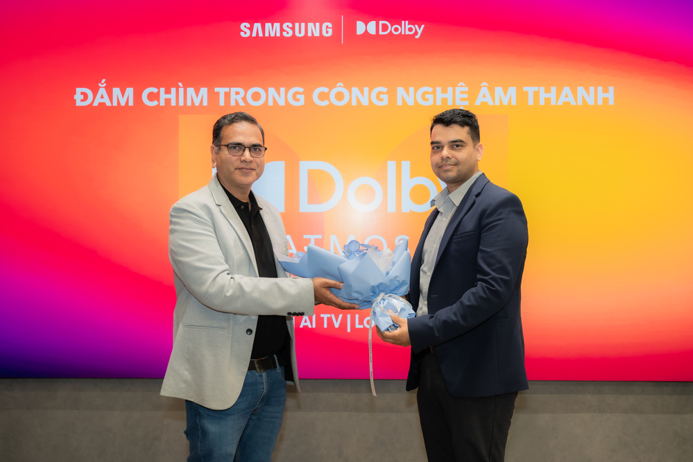  
Ông Ashim Mathur, Phó Chủ tịch Tiếp thị Khu vực Châu Á - Thái Bình Dương của Dolby Laboratories (bên trái) và ông Harvendra Singh, Giám đốc bộ phận Thương mại điện tử - D2C Samsung Việt Nam, trao hoa kỷ niệm. 