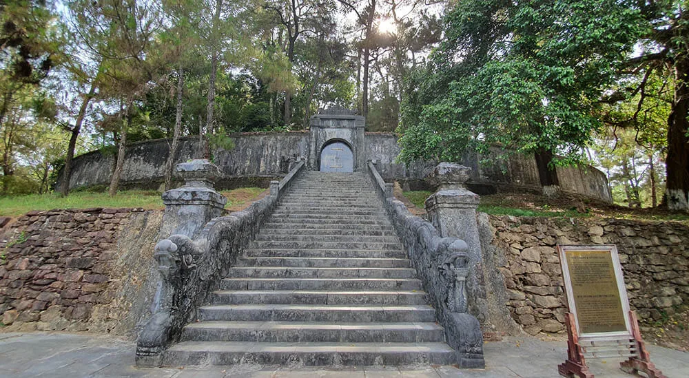 Đây là công trình cuối cùng nằm trên trục Thần đạo chính, là nơi yên nghỉ của nhà vua, một nấm mồ lớn trên có nhiều cây cổ thụ, được giới hạn, bao bọc bởi một bức tường thành hình tròn.