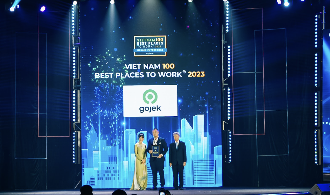 Đại diện Gojek nhận giải thưởng "Top 100 nơi làm việc tốt nhất Việt Nam 2023" từ Anphabe - Ảnh: GJ