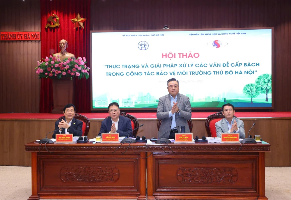 Chủ tịch UBND TP Hà Nội Trần Sỹ Thanh mong muốn các chuyên gia, nhà khoa học hiến kế cho Thủ đô Hà Nội các giải pháp cải thiện môi trường, nhất là xử lý ô nhiễm không khí. Ảnh: TRỌNG PHÚ