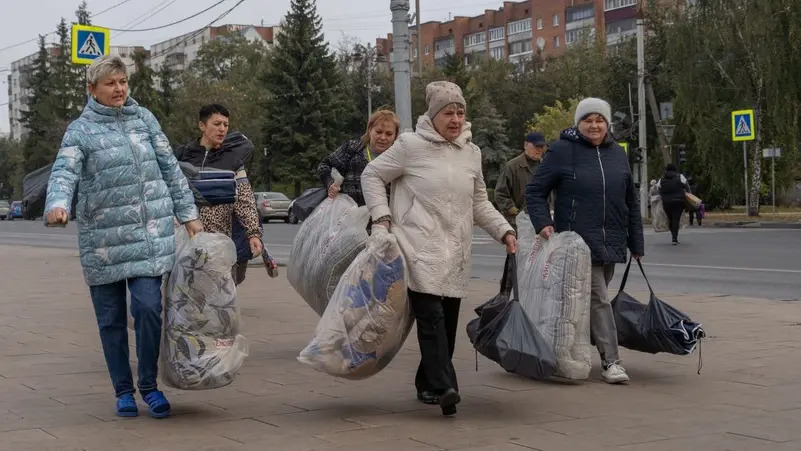 Hơn 30 cư dân vùng Kursk được sơ tán từ Ukraine về lại Nga - Ảnh 1.