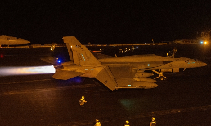 Tiêm kích F/A-18E chuẩn bị cất cánh từ tàu sân bay USS Harry S. Truman trên Biển Đỏ hôm 16/3. Ảnh: CENTCOM