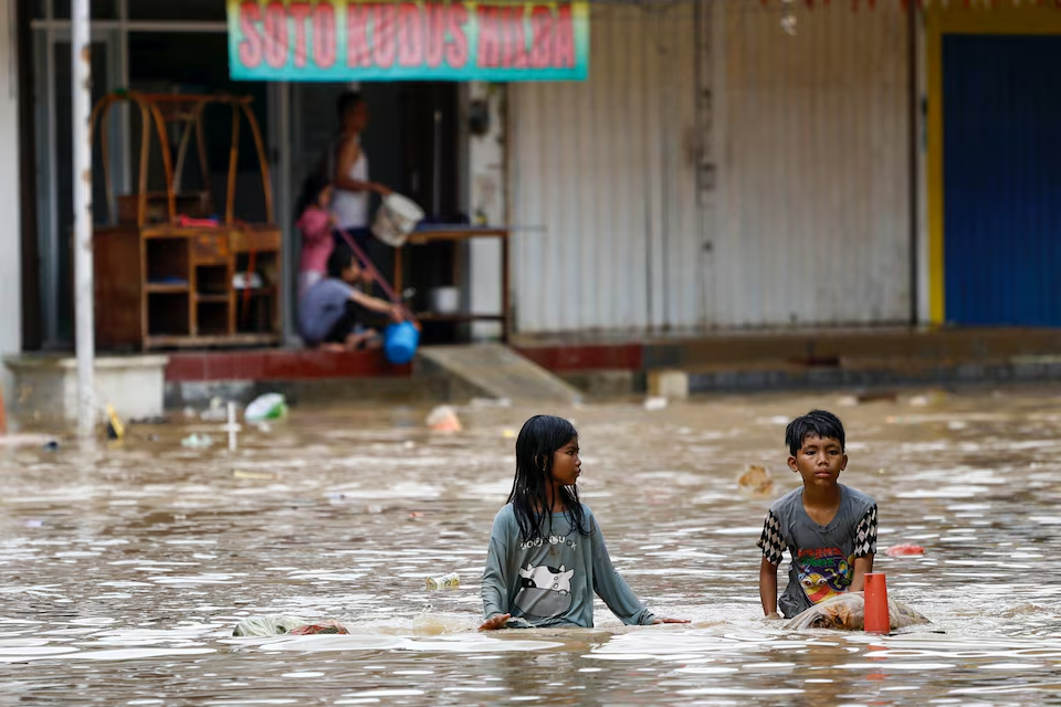 Lũ lụt ở Indonesia nhấn chìm hơn 1.000 ngôi nhà, một bé gái thiệt mạng - Ảnh 1.