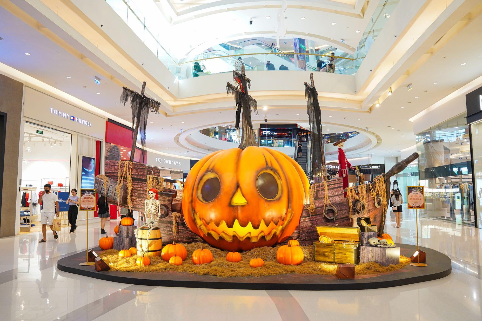 Khám phá con tàu bí ẩn, check-in cùng bí ngô khổng lồ tại Crescent Mall mùa Halloween 2024- Ảnh 1.