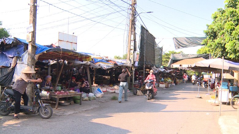 Khu chợ trăm tuổi ở Thái Bình bán nhiều loại bánh ai cũng mê, đi ngang qua mùi thơm lừng níu chân khách - 1