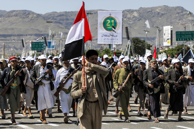 Các tay súng trung thành với Houthi diễu hành thể hiện ủng hộ cho người Palestine ở Sanaa, Yemen tháng 9/2024. Ảnh: AFP