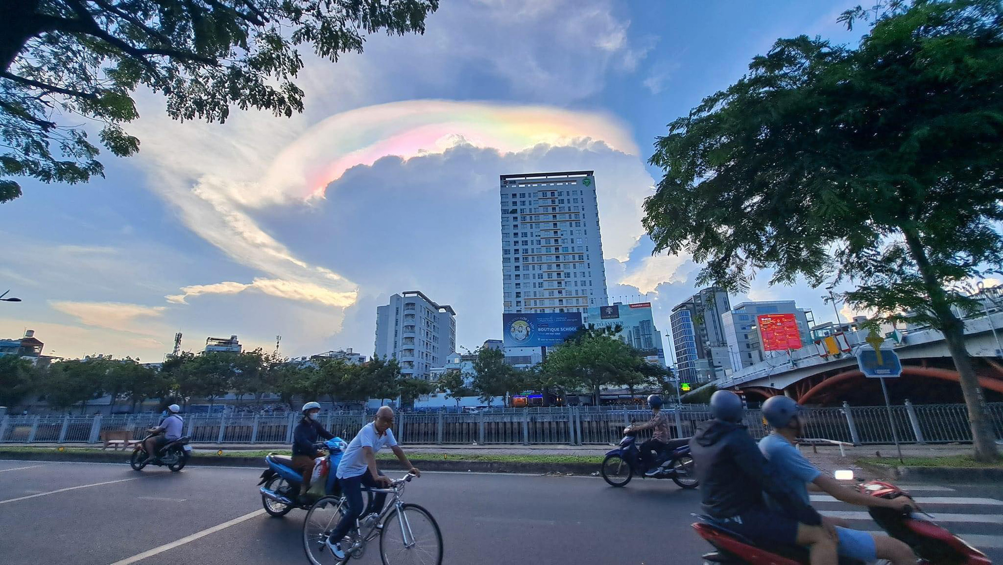 Áng mây có màu sắc tương tự cầu vồng nhưng lung linh hơn - Ảnh: DINH THUONG