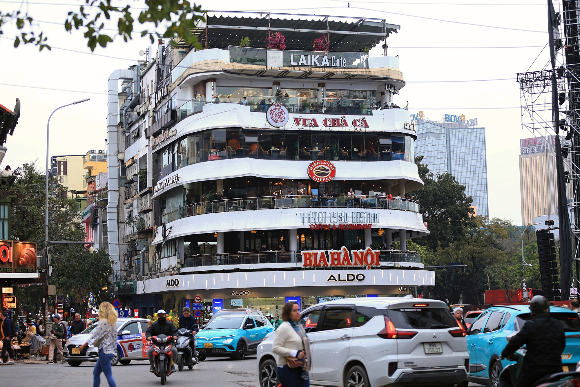 Nhiều người Hà Nội vội vã đến "Hàm Cá Mập" ngay khi nghe tin tòa nhà có thể bị dỡ bỏ- Ảnh 1.