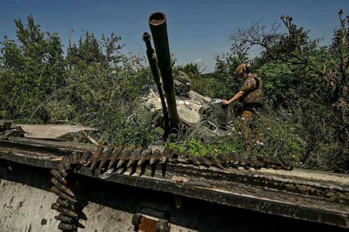 Lính Ukraine kiểm tra tháp pháo tại chiến trường tỉnh Zaporizhia (miền nam Ukraine) hôm 21-7. Ảnh: REUTERS