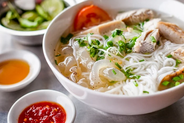 Bún sứa Quy Nhơn không chỉ là món ăn ngon mà còn là nét văn hóa ẩm thực đặc trưng của vùng biển Bình Định. Mỗi tô bún là sự kết tinh của tinh hoa ẩm thực địa phương, mang đến cho thực khách những trải nghiệm khó quên.