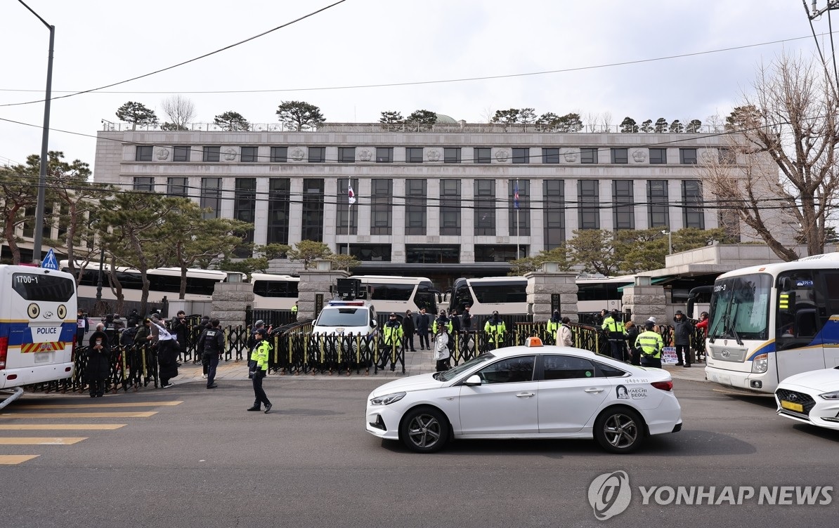 Bên ngoài Tòa án Hiến pháp Hàn Quốc ở Seoul ngày 25-2. Ảnh: Yonhap