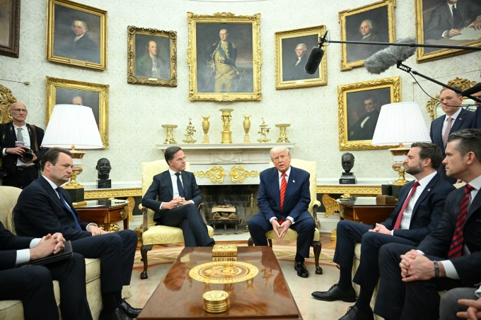 Tổng thống Mỹ Donald Trump họp báo cùng Tổng thư ký NATO Mark Rutte trong phòng Bầu dục ngày 13/3. Ảnh: AFP