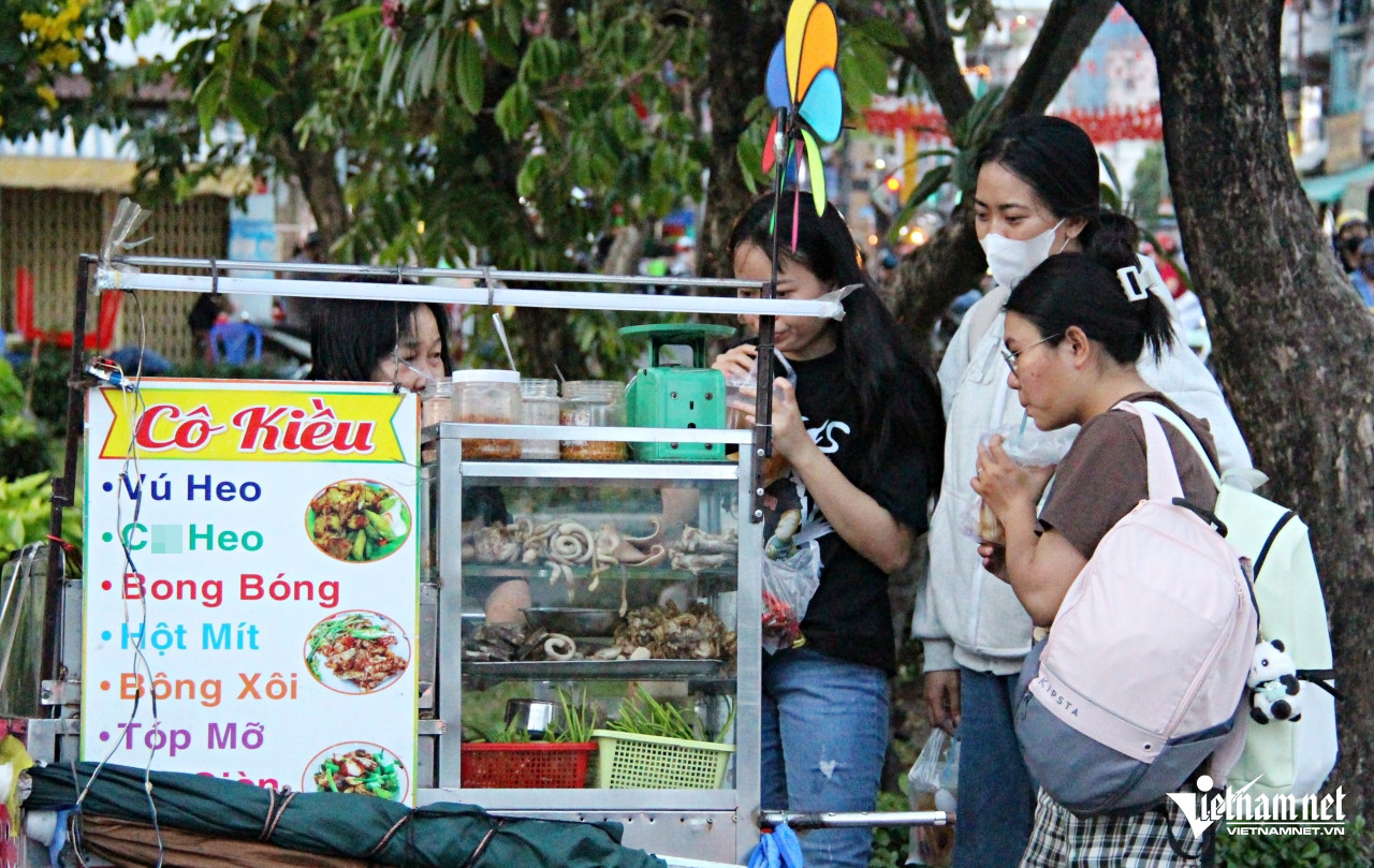 17h hằng ngày, bà Kiều đẩy xe hàng ra góc vỉa hè bán những món ăn tên lạ. Ảnh: Hà Nguyễn