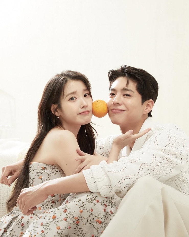 IU chia sẻ hậu trường chụp ảnh quảng bá phim Khi cuộc đời cho bạn quả quýt (When Life Gives You Tangerines) bên bạn diễn Park Bo Gum, hôm 19/3. Bộ phim đang thu hút sự quan tâm của khán giả, ghi điểm nhờ kịch bản chắc tay về cuộc đời những người lao động ở đảo Jeju. Tác phẩm ra mắt hôm 7/3, nhanh chóng vào top 10 phim truyền hình không nói tiếng Anh được xem nhiều nhất trên nền tảng Netflix toàn cầu suốt hai tuần.