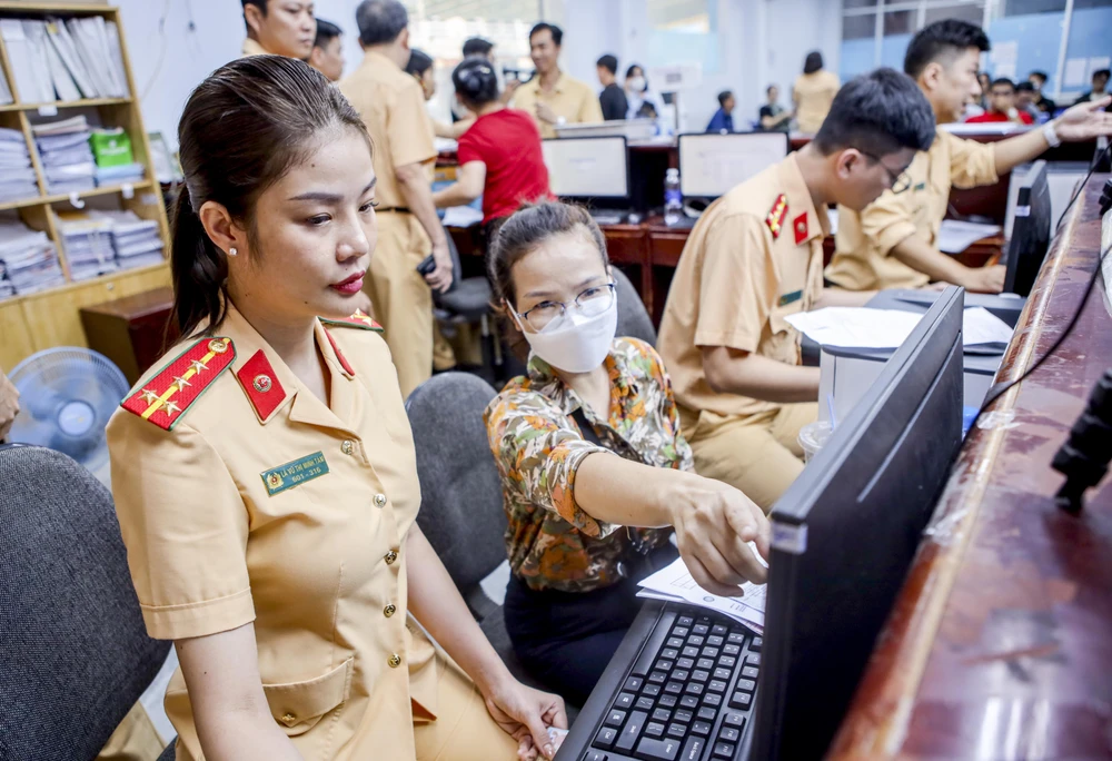 Ngày đầu tiên Công an TP.HCM cấp đổi giấy phép lái xe, người dân bất ngờ vì quá nhanh