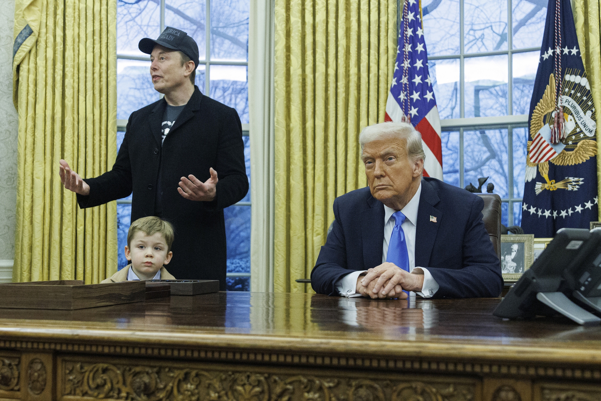 Elon Musk is seen with his son X, as he gives remarks with President Donald Trump in the Oval Office of the White House in Washington DC on Feb. 11. [UPI/YONHAP]