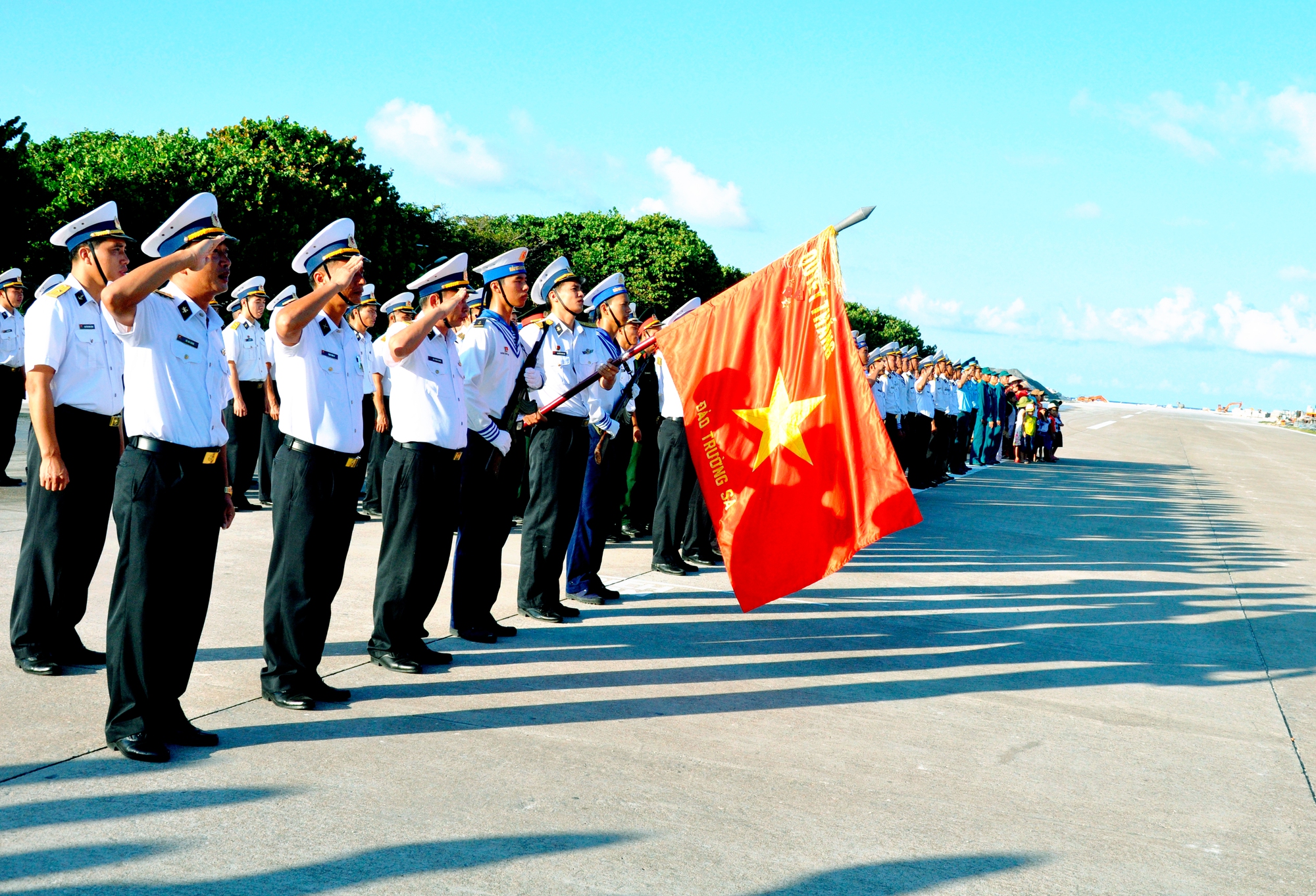 CUỘC THI VIẾT “CHỦ QUYỀN QUỐC GIA BẤT KHẢ XÂM PHẠM”: Thiêng liêng lễ chào cờ ở Trường Sa - Ảnh 1.