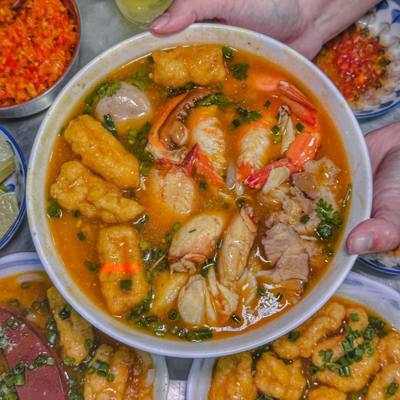 Tô bánh canh cua đắt nhất Sài Gòn full topping