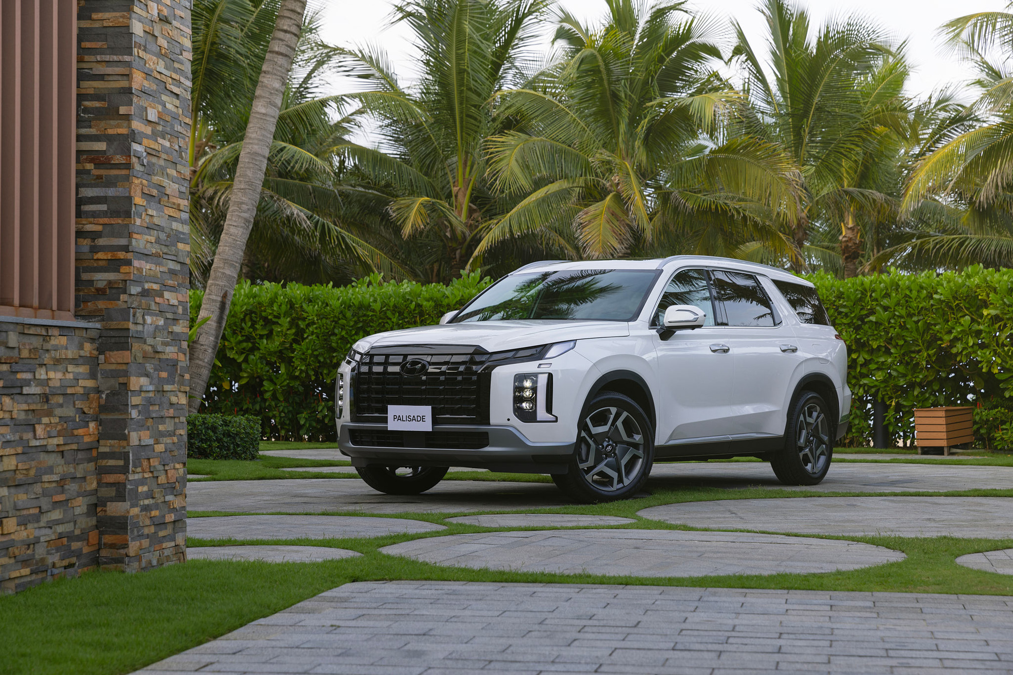 Tin tức giá xe: Hyundai Palisade lăn bánh rẻ hơn cả trăm triệu, tăng sức đấu Explorer - Ảnh 1.