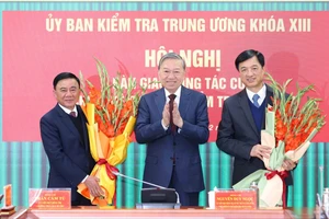 Chủ nhiệm Ủy ban Kiểm tra Trung ương Nguyễn Duy Ngọc nhận bàn giao nhiệm vụ