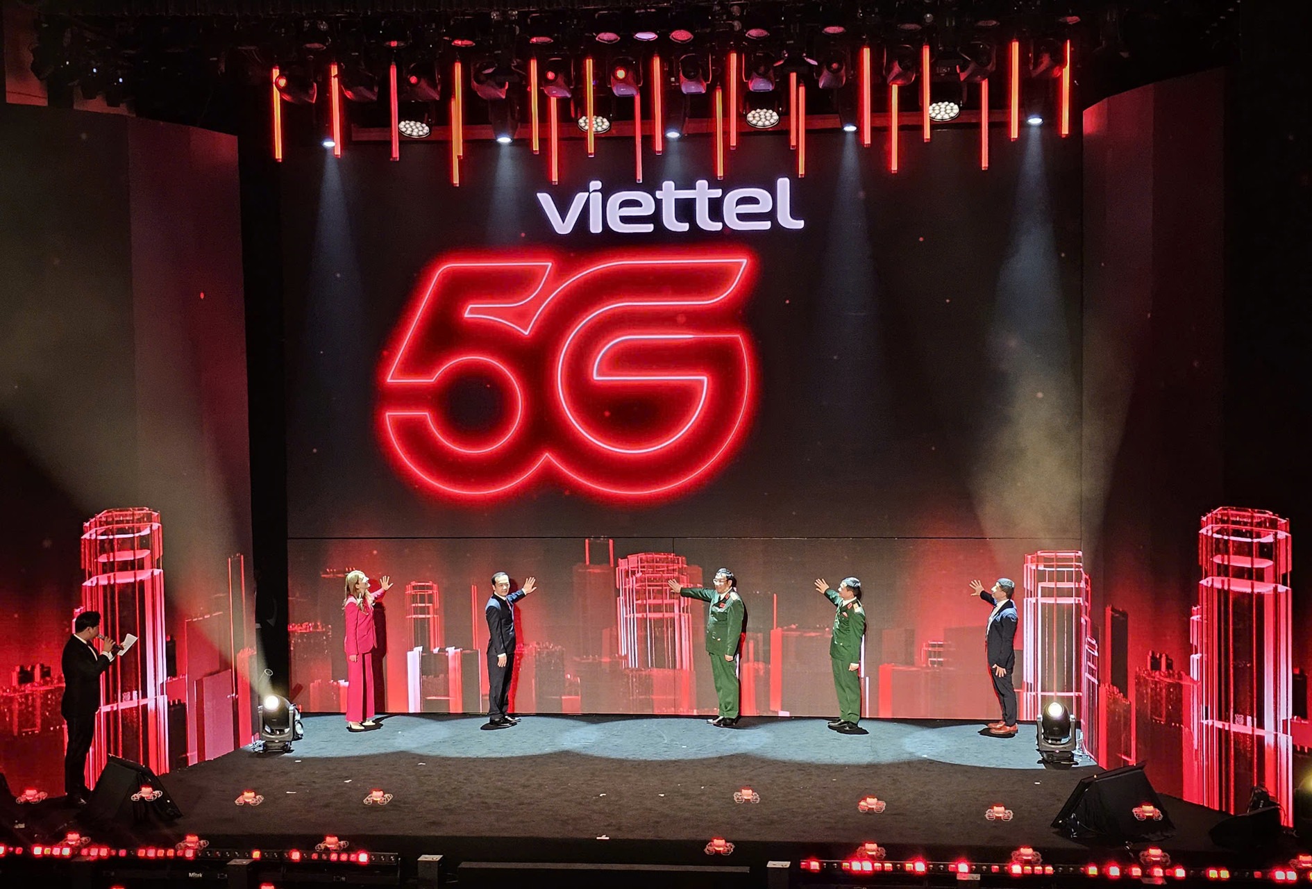 Viettel khai trương mạng 5G đầu tiên tại Việt Nam- Ảnh 1.