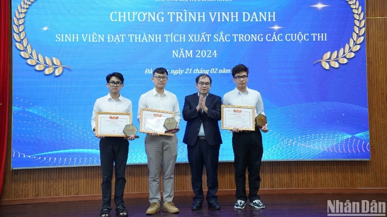 Vinh danh sinh viên đạt thành tích xuất sắc trong học tập, nghiên cứu khoa học năm 2024 ảnh 1