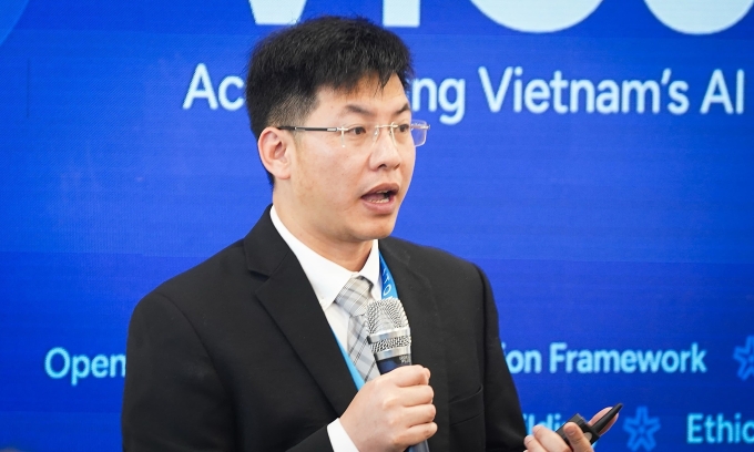 Ông Trần Việt Hùng, đồng sáng lập AI for Vietnam, đơn vị triển khai ViGen chia sẻ bên lề lễ công bố. Ảnh: Lưu Quý