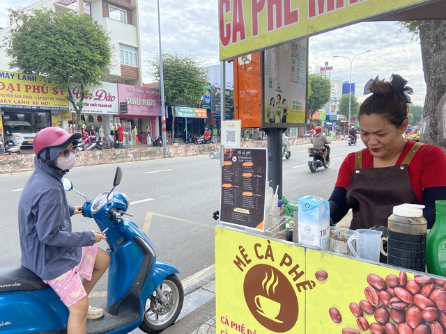 Xe cà phê nhỏ của hai mẹ con và điều kỳ diệu giữa lòng Sài Gòn: "Thôi cứ cho đi, đã cái nư của mình đã" - Ảnh 1.